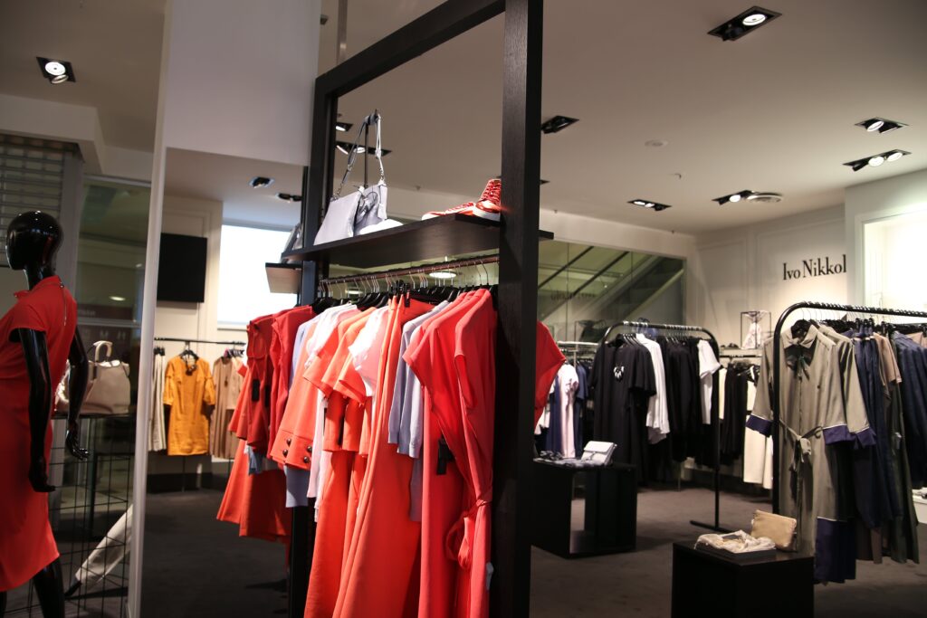 Cette image illustre le commerce, la vente en montrant l'intérieur d'une boutique de vêtements.