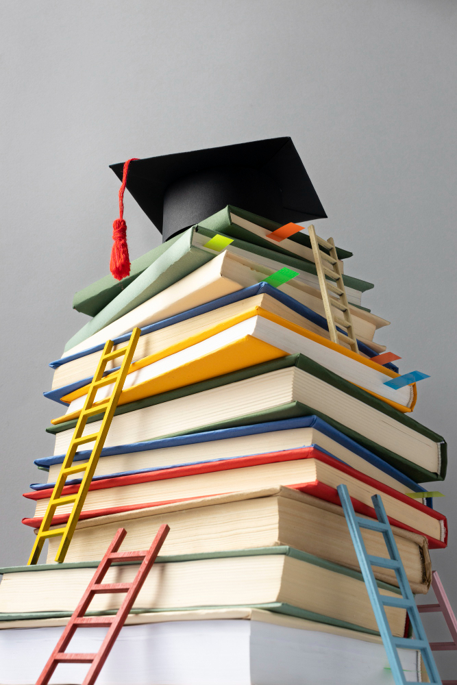 Image d'empilement de livres illustrant le cheminement scolaire, étape par étape, jusqu'à l'obtention d'un diplôme. 